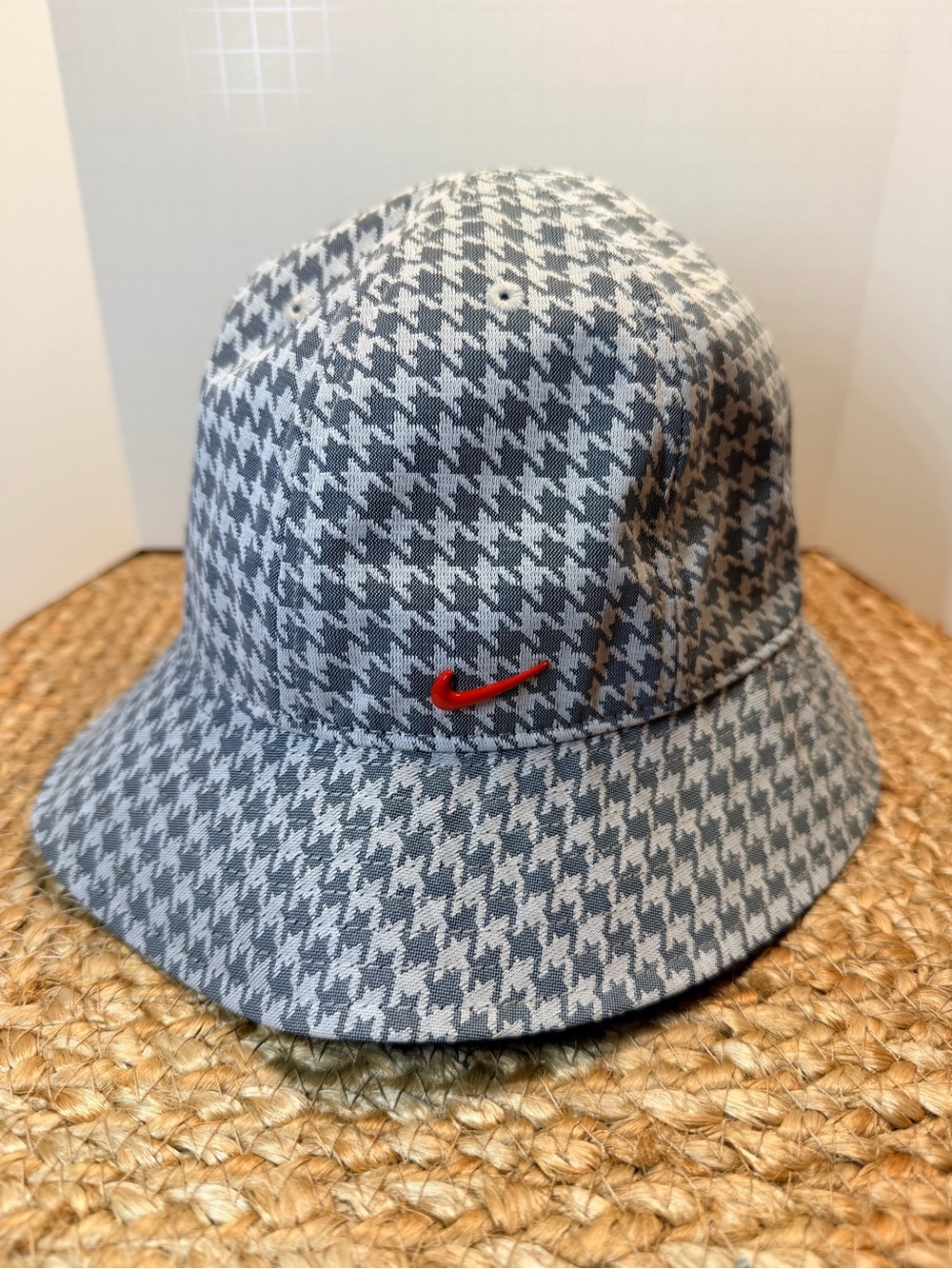 Nike S/M Grey Houndstooth Bucket Hat with Red Swoosh